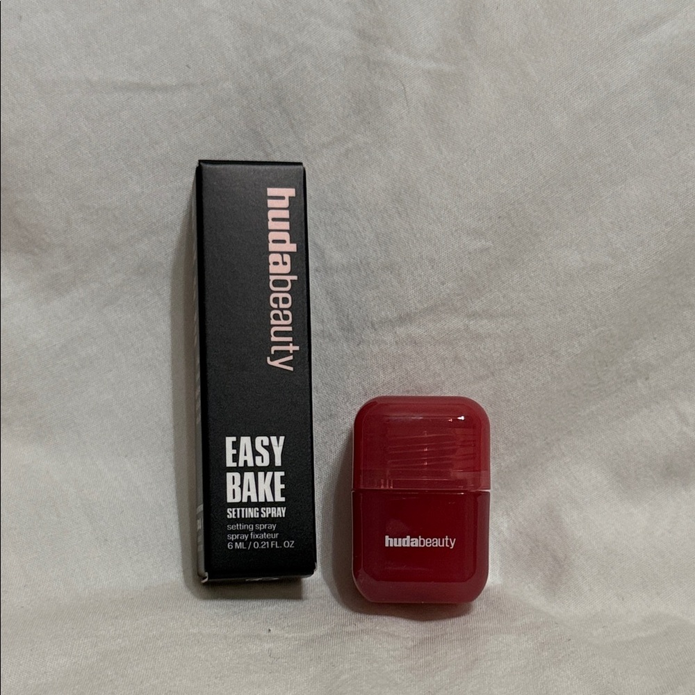 HUDA BEAUTY Easy Bake Setting Spray in Red